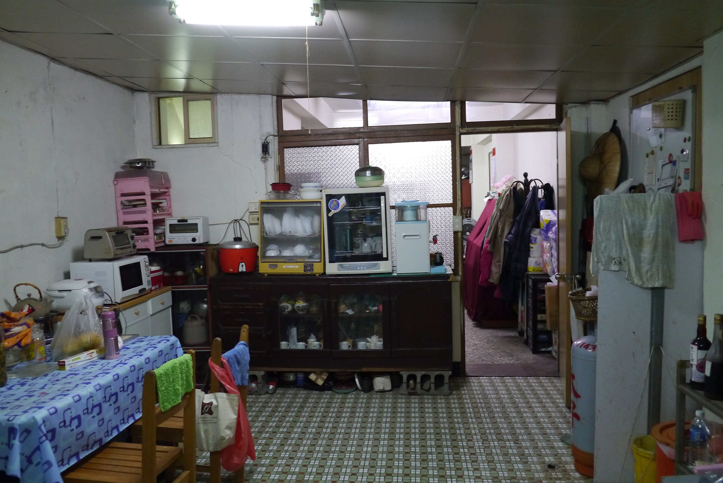 原始屋況：狹長型老透天，原始牆面壁癌嚴重。